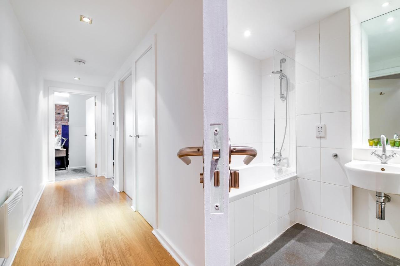 Snooker Table Apartment With 4 Beds And Free Parking Coventry Eksteriør billede
